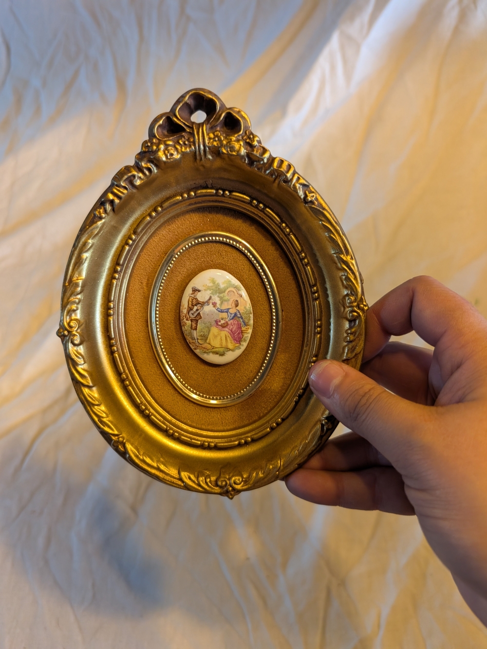 2/50$ Vintage Gold Oval Wall Plaque with Romantic Scene